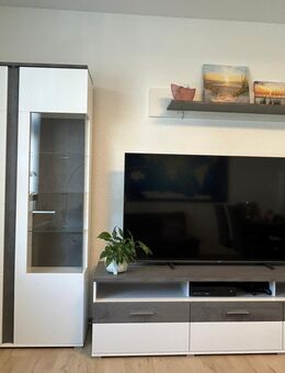 Moderne Anbauwand Wohnzimmer – Weiß/Betonoptik – Top Zustand - Augustusburg