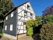 Freihstehendes Einfamilienhaus mit unverbaubaren Fehrnblick / mit Bauland - Overath