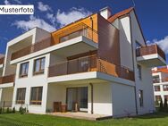 Attraktives und gepflegtes Mehrfamilienhaus mit 16 Stellplätzen in Nidderau - Nidderau
