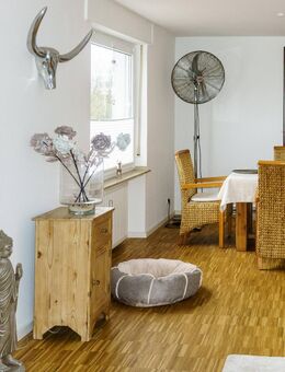 Wevelinghoven: Großzügige und helle 3-Zimmer-Wohnung im Dachgeschoss mit 2 Bädern - Grevenbroich