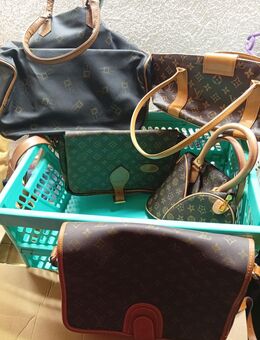 Handtaschen, müssen schnell wie möglich raus - Ismaning