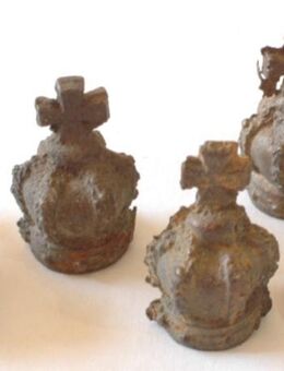 kleine alte massive Bronzekronen mit Tatzenkreuz (Ordensritter) - Flensburg