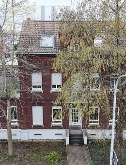 Geräumige 2,5 -Zimmer Dachgeschosswohnung in zentraler Lage von Mönchengladbach Wickrath - Mönchengladbach