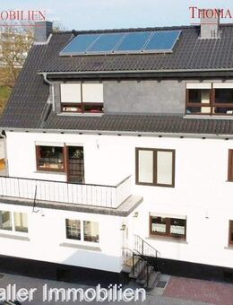 Zweifamilienhaus mit Nebengebäude, 2 Garagen und modernisierter Ausstattung - Limeshain