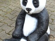 Dekofigur Pandabär sitzend Gartendeko - Hergisdorf
