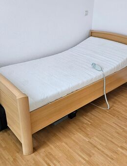 Seniorenbett mit elektrisch verstellbarem Lattenrost (Farbe Eiche hell) - Rastatt