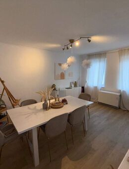 * Moderne und gut ausgestattete 2,5-Zimmerwohnung mit hochwertiger EBK * tolles TL-Bad * Balkon * - Stuttgart