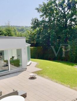 VON POLL - FRIEDRICHSDORF: Exklusive Bauhaus-Villa - Wohnen und Arbeiten mit Blick auf den Hardtwald - Friedrichsdorf