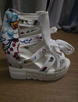 Extravagante Keilabsatz-Sandaletten im Gladiator-Stil – Größe 37 🤍 - Rosenfeld