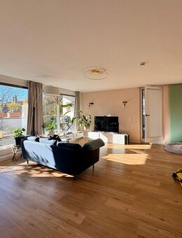 Lichtdurchflutete 3-Zimmer-Wohnung mit großer Dachterrasse & Wintergarten - München