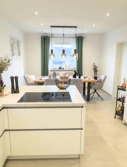 Charmantes Einfamilienhaus in Weidhausen - Renoviertes EG, OG mit Potenzial, mit Garten & zwei Garagen! - Weidhausen (Coburg)