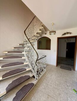 Freistehendes Zweifamilienhaus in Burgheim mit Photovoltaik, zwei Garagen und großzügigem Grundstück! - Burgheim