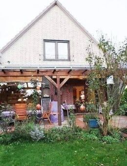 Zweifamilienhaus mit Traumgrundstück in Troisdorf Spich, ruhige Lage, trotzdem zentral, zu verkaufen - Troisdorf