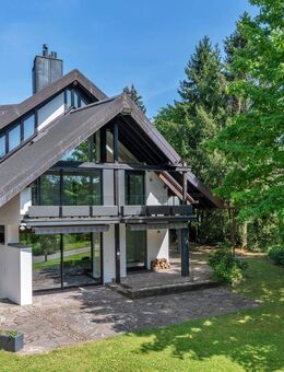 Privatsphäre im Grünen: Großzügiges Familiendomizil mit Traumgarten und Pool - München