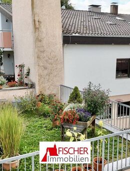 3-Familienhaus mit großem Entwicklungspotenzial in idyllischer Lage... - Hohenstein (Baden-Württemberg)