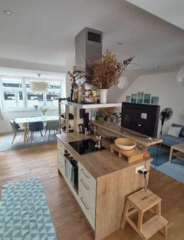 Nürnberg Lorenzer Altstadt: in 2019 neu ausgebaute 3-Zimmer DG-Wohnung, Dachloggia, EBK mit Kochinsel, Parkettboden; modernes Bad; Stellplatz im Hof - Nürnberg
