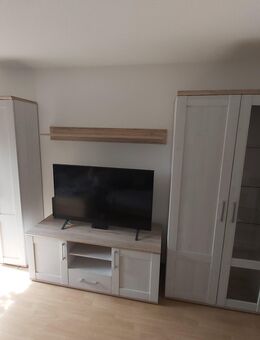 Wohnzimmerwand in Weiß/Eiche, komplett mit Vitrine und TV-Board - Buchen (Odenwald)