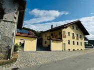 Naturliebhaber aufgepasst + Dreiseitenhof in Waldkirchen. Auf einem Grundstück von 2900 QM steht ein Neubau, Altbau und eine Halle. - Waldkirchen