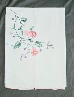 Tischdecke, Mitteldecke 85 x 85 mit Stickerei - Langenselbold Zentrum