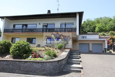 Haus mit Einliegerwohnung und herrlicher Aussicht ins Grüne; sofort bezugsfertig