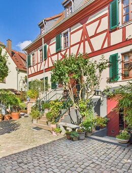Ambiente und Idylle pur: Historisches Fachwerkhaus mit ELW im DG und pflegeleichtem Garten - Wiesbaden