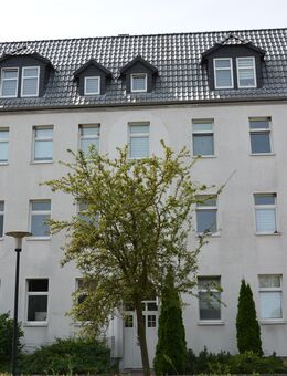 Mehrfamilienhaus mit 11 Wohneinheiten nebst 9 Garagen in Haldensleben - Haldensleben