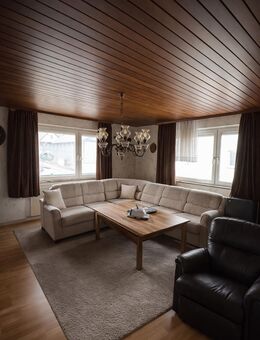 Zweifamilienhaus mit Ausbaupotenzial zum Dreifamilienhaus und großzügigem Garagekomplex - Burladingen