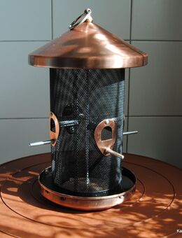 Vogelfutterspender in Kupferoptik – Futterstation aus Metall - Leverkusen