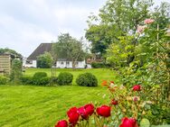 Ensemble - bestehend aus einem weißen Landhaus unter Reet nebst Gästehaus zwischen den Meeren in Stapel - Süderstapel