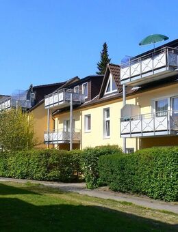 Familienfreundliche 2 + 2 halbe Zi.-EG-Wohnung mit kl. Gartenanteil, EBK + bis zu 2 Stellplätzen - Pinneberg