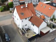 Vielversprechendes Zweifamilienhaus mit Weitblick in zentraler Lage von Echzell - Echzell