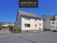Zweifamilienhaus mit Nebengebäuden - Herborn (Hessen)
