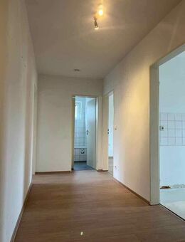 Gut geschnittene, helle Zwei-Zimmer-Wohnung mit 2 Balkonen in zentraler Lage - Nürnberg
