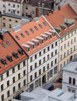 Elegantes Wohnen im denkmalgeschützten Altbau: Großzügige 4-Zimmer-Wohnung mit Balkon - München