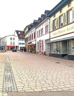 Juwel mitten in Schopfheim! 1 Laden, 2 Wohnungen, Stellplätze im Innenhof, Zugang zum Bach! - Schopfheim