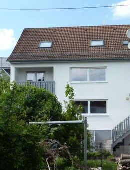 Helle 3-Zi-Eigentumswohnung, 1. Stock, Südbalkon, Einbauküche, Bad mit Fenster, mit 2 Außenstellplätzen - Nersingen