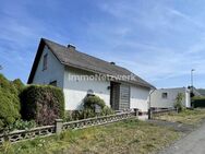 Einfamilienhaus mit Garten, Garage, kleiner Werkstatt u. schönem Weitblick. Einliegerwohnung möglich - Dillenburg