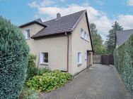 Potenzialstarke Doppelhaushälfte mit großem Garten und Garage in Bielefeld - Bielefeld