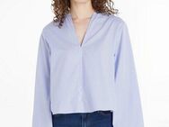 Tommy Hilfiger Hemdbluse COTTON STP V-NECK BLOUSE mit Logostickerei