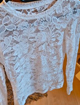 Langarmshirt Spitze Mesh Netzshirt Blumen flora creme Gr. XSNeu und ungetragen. Super edel und passend für verschiedene Anlässe. Dehnbares Material. Versand bereits im Preis enthalten. Privatverkauf Keine Garantie und Rücknahme - Beilngries