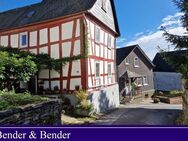 Ein Stück Geschichte: Liebevoll renoviertes Bauernhaus von 1700 direkt an einer Burg gelegen! - Kirchen (Sieg)