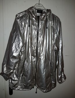 Leichte Jacke mit Kapuze in Größe 48 - Nürnberg