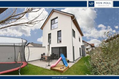 Modernes Einfamilienhaus mit großer Tandemgarage in ruhiger Seitenstraße