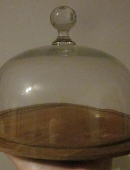 Glas-Käseglocke mit Servierplatte auf Holzteller - München