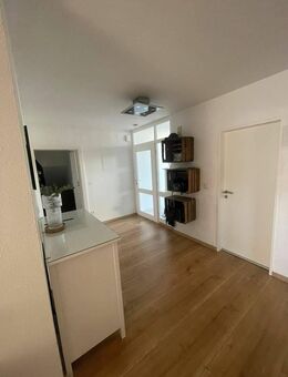 Sehr schöne, große 3-Zimmerwohnung mit Balkon u. eigenem Eingang - Schwanstetten
