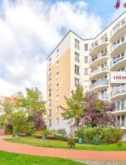 IMMOBERLIN.DE - Toplage Mitte! Ästhetische Wohnung mit Balkon, Tiefgaragenplatz & Concierge - Berlin