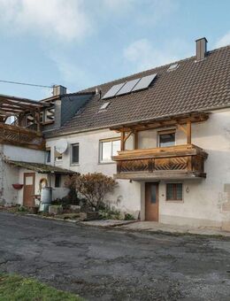 Zweifamilienhaus mit Nebengebäuden in Limbachshof - Kleinrinderfeld