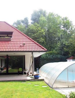 Toplage! Großzügiges Einfamilienhaus mit Einliegerwohnung, Pool und großem Grundstück - Menden (Sauerland)