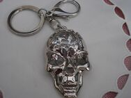 Schlüsselanhänger Totenkopf mit Ring und Karabinerhaken - Friedrichsdorf