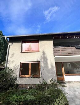 Gepflegtes Zweifamilienhaus mit Garten und Garage in Kassel-Oberzwehren - Kassel